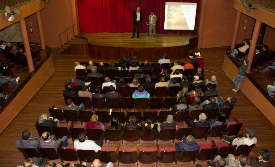 Pontal e Antonina apoiam projetos de expansão dos Portos no PR A Administração dos Portos de Paranaguá e Antonina (Appa) recebeu, esta semana, o apoio da sociedade civil organizada de Pontal do Paraná e de Antonina para os projetos de expansão das atividades portuárias no Estado. A manifestação é consequência do diálogo, reforçado pela diretoria em duas reuniões locais.