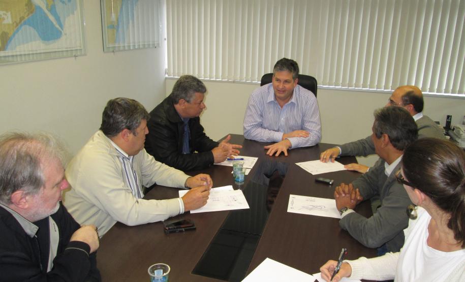 Superintendente dos portos do Paraná recebeu os membros da comissão para uma primeira conversa. Uma agenda de compromissos já foi estabelecida para os próximos dias