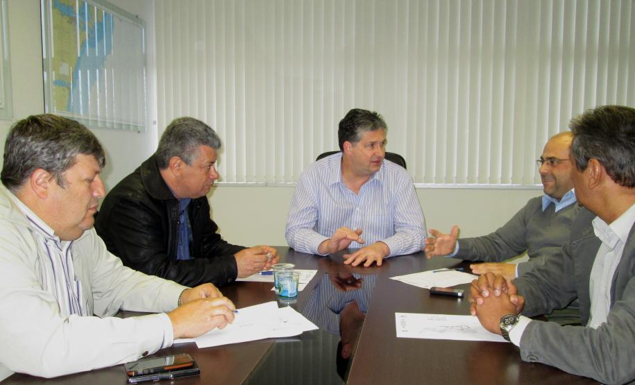 Superintendente dos portos do Paraná recebeu os membros da comissão para uma primeira conversa. Uma agenda de compromissos já foi estabelecida para os próximos dias