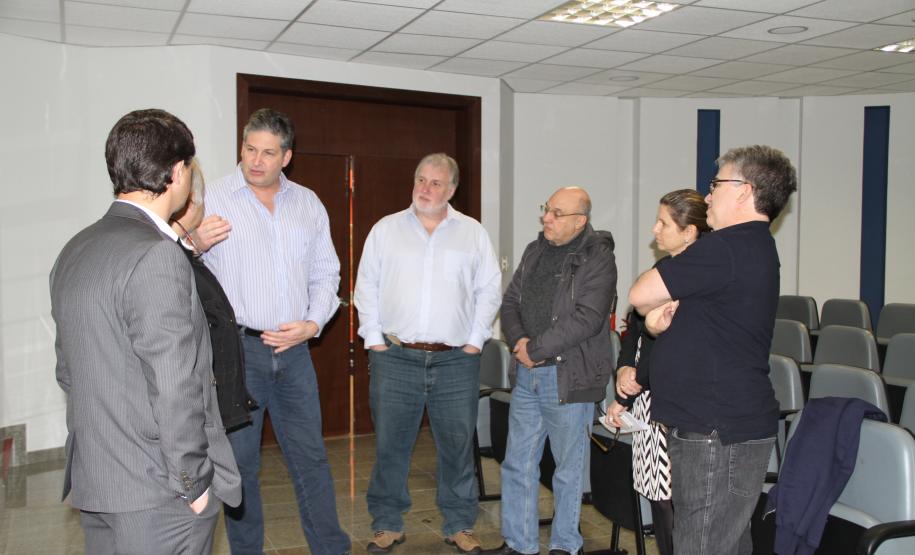 Nesta sexta-feira (6), três desembargadores do Tribunal de Justiça (TJ) de São Paulo estiveram no Porto de Paranaguá. Eles foram recebidos pelo superintendente da Administração dos Portos de Paranaguá e Antonina (Appa), Luiz Henrique Dividino, pelo Diretor Empresarial, Lourenço Fregonese, e pela procuradora jurídica, Jacqueline Andréa Wendpap.