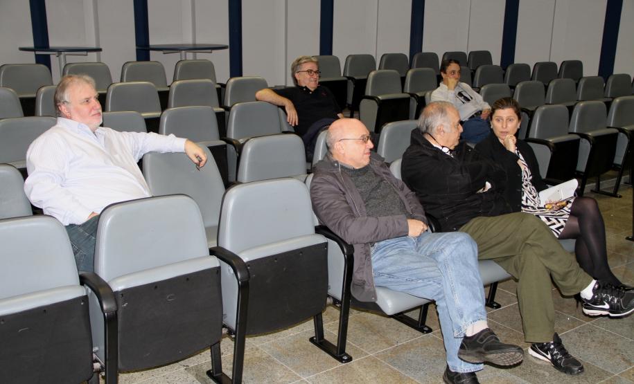 Nesta sexta-feira (6), três desembargadores do Tribunal de Justiça (TJ) de São Paulo estiveram no Porto de Paranaguá. Eles foram recebidos pelo superintendente da Administração dos Portos de Paranaguá e Antonina (Appa), Luiz Henrique Dividino, pelo Diretor Empresarial, Lourenço Fregonese, e pela procuradora jurídica, Jacqueline Andréa Wendpap.