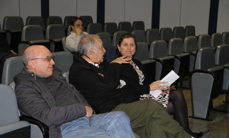 Nesta sexta-feira (6), três desembargadores do Tribunal de Justiça (TJ) de São Paulo estiveram no Porto de Paranaguá. Eles foram recebidos pelo superintendente da Administração dos Portos de Paranaguá e Antonina (Appa), Luiz Henrique Dividino, pelo Diretor Empresarial, Lourenço Fregonese, e pela procuradora jurídica, Jacqueline Andréa Wendpap.