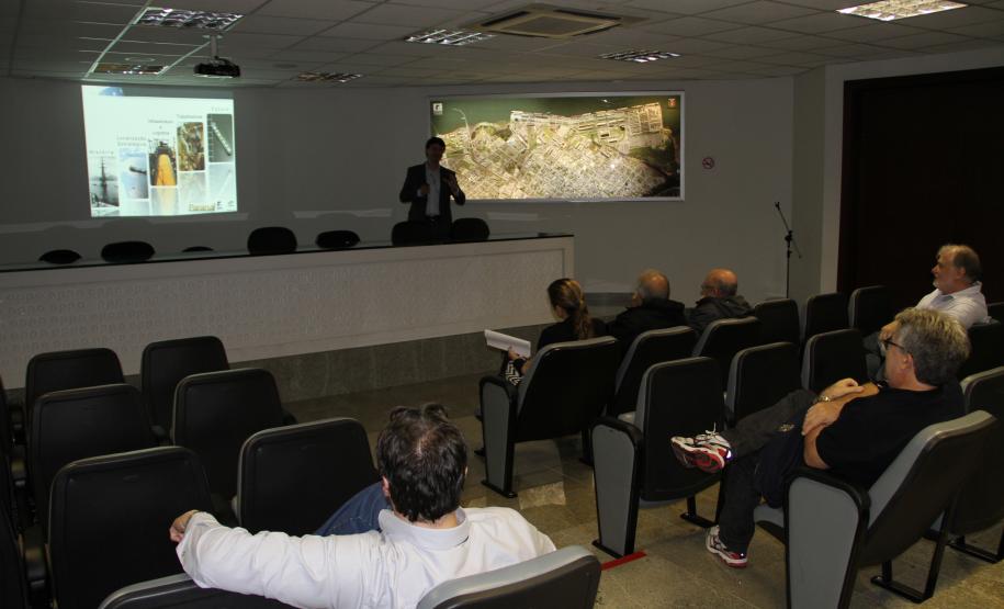 Nesta sexta-feira (6), três desembargadores do Tribunal de Justiça (TJ) de São Paulo estiveram no Porto de Paranaguá. Eles foram recebidos pelo superintendente da Administração dos Portos de Paranaguá e Antonina (Appa), Luiz Henrique Dividino, pelo Diretor Empresarial, Lourenço Fregonese, e pela procuradora jurídica, Jacqueline Andréa Wendpap.