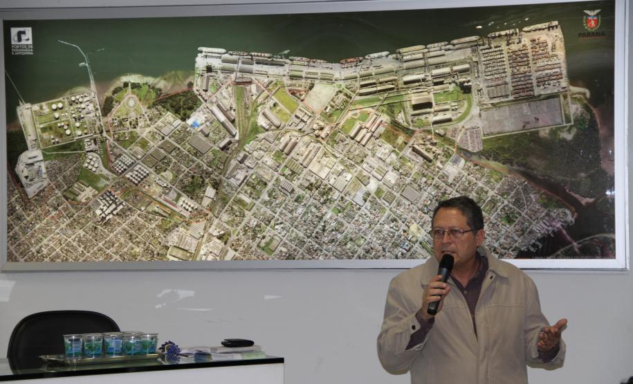 Representantes da comunidade portuária, empresários, autoridades públicas e a diretoria dos portos de Paranaguá e Antonina participaram ontem (5) de uma reunião para discutir o crescimento dos portos do Paraná