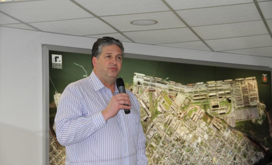 Representantes da comunidade portuária, empresários, autoridades públicas e a diretoria dos portos de Paranaguá e Antonina participaram ontem (5) de uma reunião para discutir o crescimento dos portos do Paraná