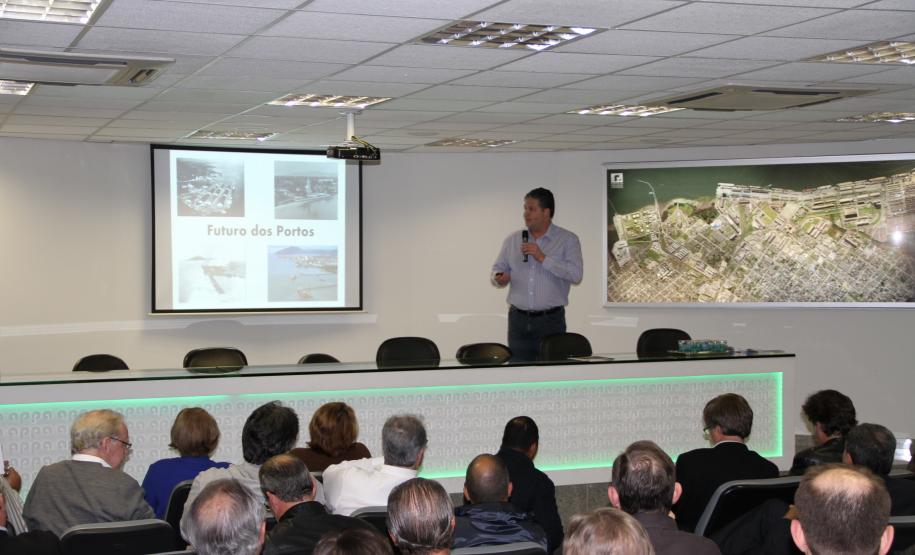 Representantes da comunidade portuária, empresários, autoridades públicas e a diretoria dos portos de Paranaguá e Antonina participaram ontem (5) de uma reunião para discutir o crescimento dos portos do Paraná