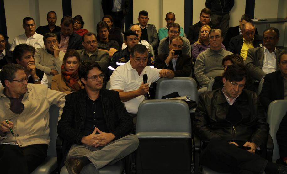 Representantes da comunidade portuária, empresários, autoridades públicas e a diretoria dos portos de Paranaguá e Antonina participaram ontem (5) de uma reunião para discutir o crescimento dos portos do Paraná