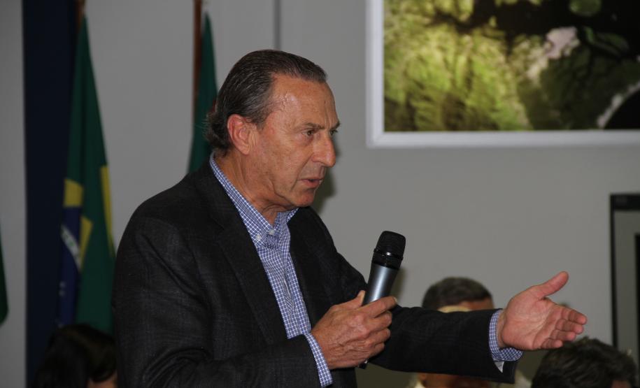 Representantes da comunidade portuária, empresários, autoridades públicas e a diretoria dos portos de Paranaguá e Antonina participaram ontem (5) de uma reunião para discutir o crescimento dos portos do Paraná