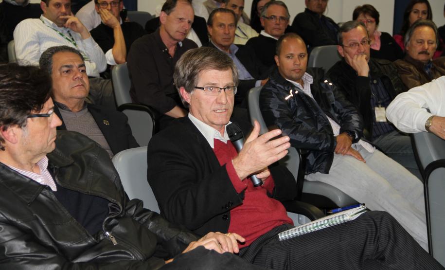 Representantes da comunidade portuária, empresários, autoridades públicas e a diretoria dos portos de Paranaguá e Antonina participaram ontem (5) de uma reunião para discutir o crescimento dos portos do Paraná