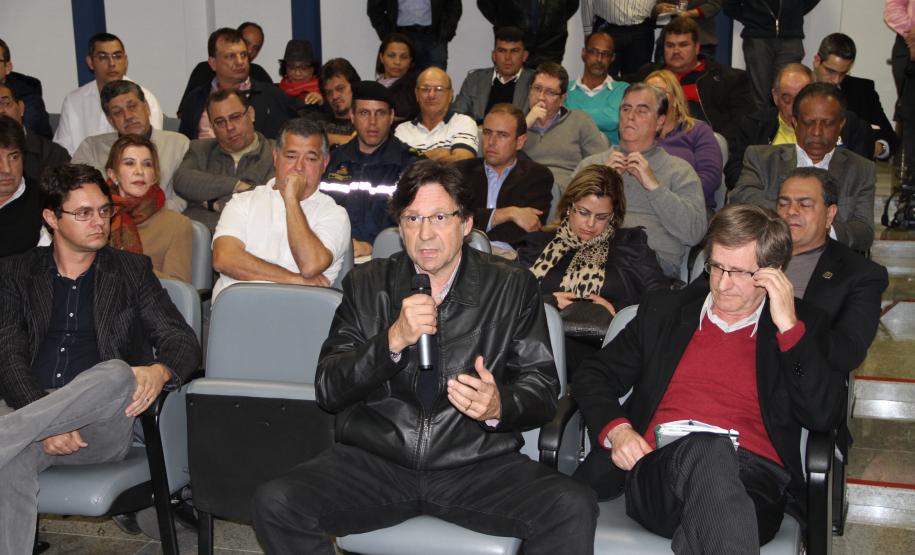 Representantes da comunidade portuária, empresários, autoridades públicas e a diretoria dos portos de Paranaguá e Antonina participaram ontem (5) de uma reunião para discutir o crescimento dos portos do Paraná