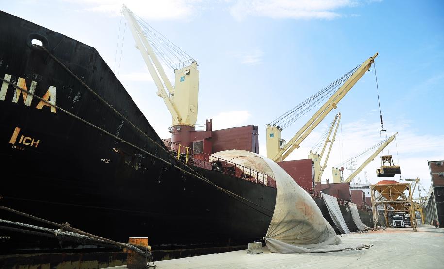 De janeiro a agosto, foram exportadas pelo porto paranaense 10 milhões de toneladas de  soja, farelo de soja e óleo de soja. O volume já superou o registrado no mesmo período do ano passado.