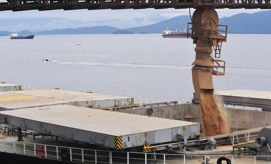 De janeiro a agosto, foram exportadas pelo porto paranaense 10 milhões de toneladas de  soja, farelo de soja e óleo de soja. O volume já superou o registrado no mesmo período do ano passado.