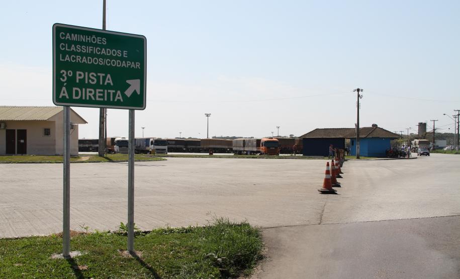 A Companhia de Desenvolvimento Agropecuário do Paraná (Codapar), responsável pela classificação dos grãos para exportação no Estado, está testando a classificação antecipada dos grãos que saem do Interior. Antes de chegarem ao Porto de Paranaguá, a qualidade da soja, do milho e do farelo de soja está sendo avaliada no Centro Logístico de Guarapuava.