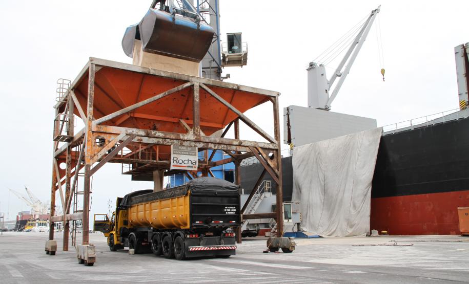 Todos os navios de fertilizantes que chegam ao porto têm suas cargas loteadas para diferentes destinos