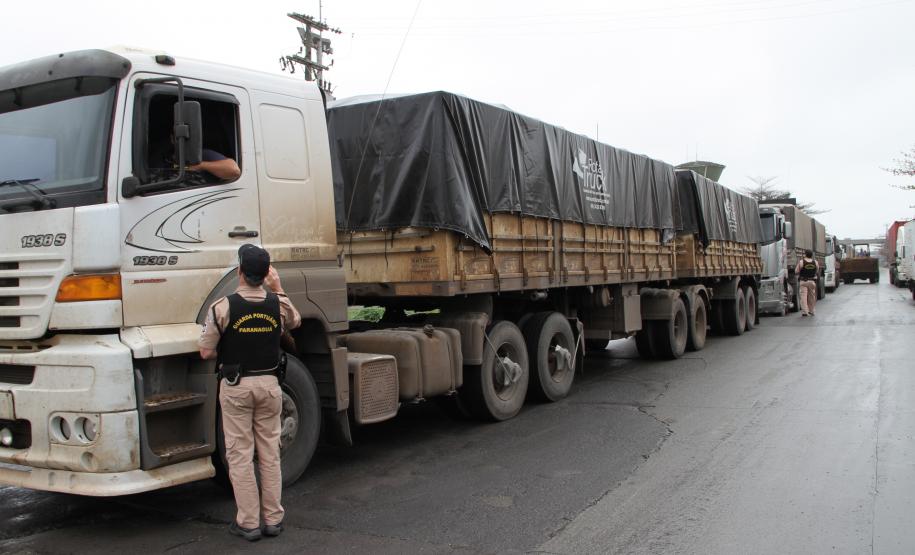 Os guardas abordam os motoristas para orientar quanto ao trânsito, a segurança e a limpeza no entorno do terminal paranaense