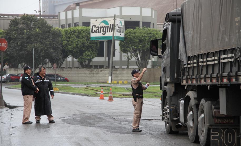 Os guardas abordam os motoristas para orientar quanto ao trânsito, a segurança e a limpeza no entorno do terminal paranaense