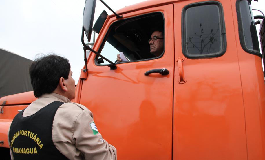Os guardas abordam os motoristas para orientar quanto ao trânsito, a segurança e a limpeza no entorno do terminal paranaense
