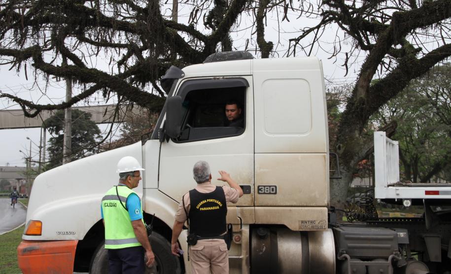 Os guardas abordam os motoristas para orientar quanto ao trânsito, a segurança e a limpeza no entorno do terminal paranaense