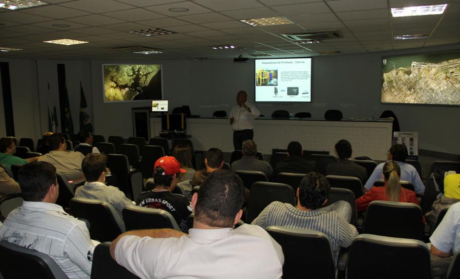 Curso de capacitação realizado no auditório Emir Roth esclarece a NR 12 para técnicos da área de Saúde, Segurança e Meio Ambiente que atuam na atividade portuária.