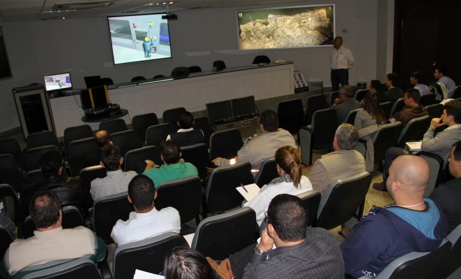 Curso de capacitação realizado no auditório Emir Roth esclarece a NR 12 para técnicos da área de Saúde, Segurança e Meio Ambiente que atuam na atividade portuária.