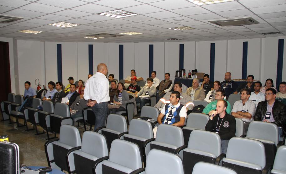 Curso de capacitação realizado no auditório Emir Roth esclarece a NR 12 para técnicos da área de Saúde, Segurança e Meio Ambiente que atuam na atividade portuária.