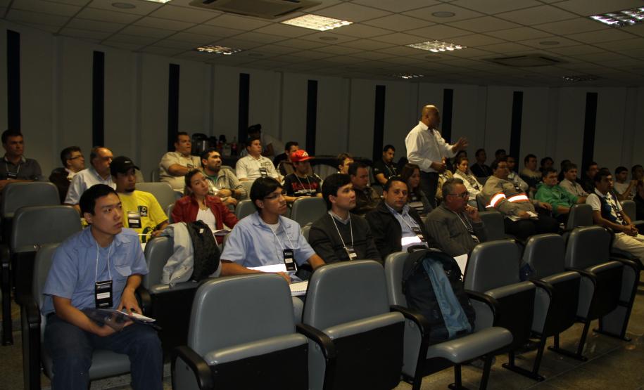 Curso de capacitação realizado no auditório Emir Roth esclarece a NR 12 para técnicos da área de Saúde, Segurança e Meio Ambiente que atuam na atividade portuária.