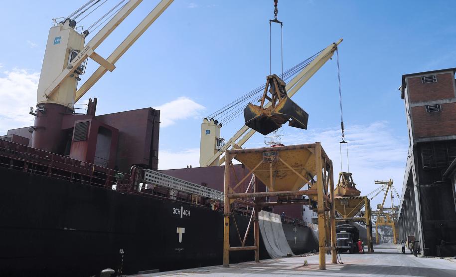 De janeiro a agosto de 2013, foram importadas 6,3 milhões de toneladas do produto, quantidade 12% superior ao mesmo período do ano passado. Melhorias logísticas permitiram que o tempo de espera dos navios diminuísse substancialmente