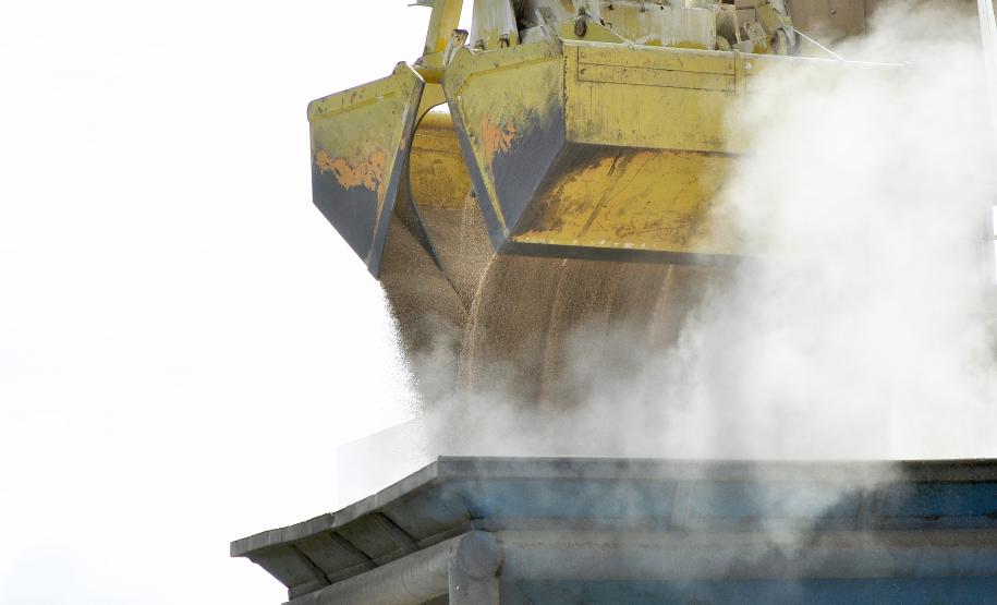 De janeiro a agosto de 2013, foram importadas 6,3 milhões de toneladas do produto, quantidade 12% superior ao mesmo período do ano passado. Melhorias logísticas permitiram que o tempo de espera dos navios diminuísse substancialmente