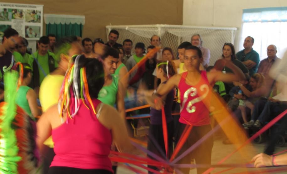 Alunos da Apae apresentando a coreografia "Dança dos Elásticos"