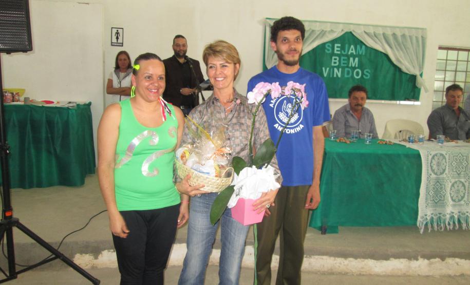 Alunos da escola Joana de Camargo entregam presentes para Fernanda Richa