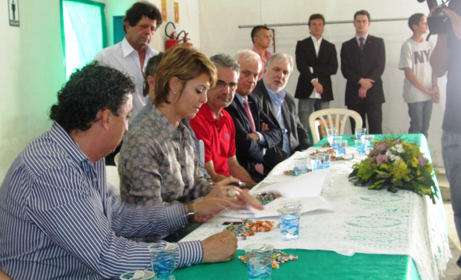 Empresa que opera no Porto de Antonina repassa R$200 mil à Apae Nesta quinta-feira (26), a secretária de Estado da Família e do Desenvolvimento Social, Fernanda Richa, e a diretoria da Administração dos Portos de Paranaguá e Antonina (Appa) intermediaram o repasse da empresa que opera no Porto de Antonina à Apae do município.