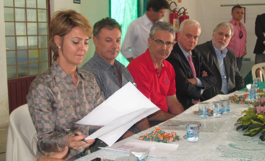 Empresa que opera no Porto de Antonina repassa R$200 mil à Apae “Fico muito feliz em poder participar dessa ocasião, uma vez que a Apae é uma das entidades adotadas pela Secretaria de Estado da Família e do Desenvolvimento Social, pela qual o Governo do Estado tem muito carinho e atenção. Espero que os novos repasses sejam feitos em breve, pela empresa, para que venham beneficiar outras entidades sociais do município”, incentiva a Secretária Fernanda Richa.