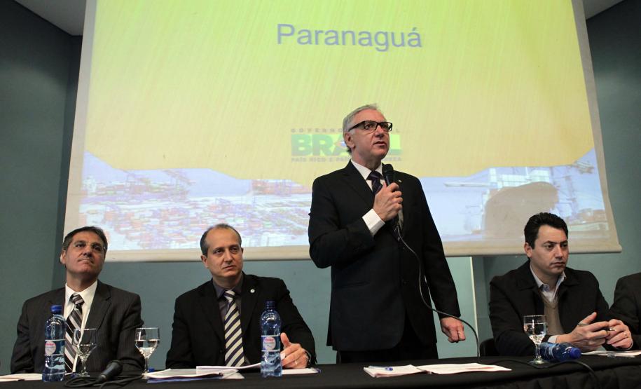 SEP anuncia lote de licitações para Paranaguá Foi realizada na manhã desta sexta-feira (27), na sede da Federação das Indústrias do Paraná (Fiep) em Curitiba, pela Secretaria de Portos (SEP), a apresentação dos arrendamentos que serão realizados no Porto de Paranaguá. Os empreendimentos integram o segundo lote de licitações que serão realizadas pelo Governo Federal, seguindo as diretrizes do novo marco regulatório.