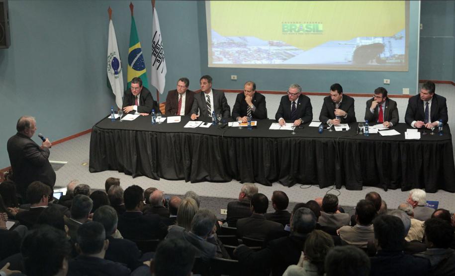 SEP anuncia lote de licitações para Paranaguá Foi realizada na manhã desta sexta-feira (27), na sede da Federação das Indústrias do Paraná (Fiep) em Curitiba, pela Secretaria de Portos (SEP), a apresentação dos arrendamentos que serão realizados no Porto de Paranaguá. Os empreendimentos integram o segundo lote de licitações que serão realizadas pelo Governo Federal, seguindo as diretrizes do novo marco regulatório.