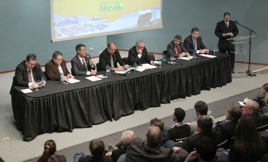 SEP anuncia lote de licitações para Paranaguá Foi realizada na manhã desta sexta-feira (27), na sede da Federação das Indústrias do Paraná (Fiep) em Curitiba, pela Secretaria de Portos (SEP), a apresentação dos arrendamentos que serão realizados no Porto de Paranaguá. Os empreendimentos integram o segundo lote de licitações que serão realizadas pelo Governo Federal, seguindo as diretrizes do novo marco regulatório.