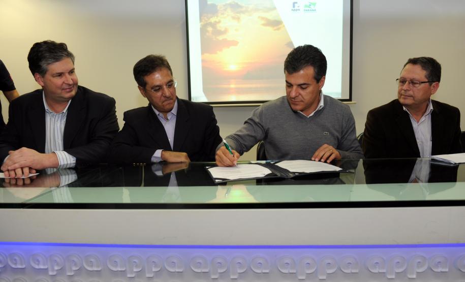 O governador Beto Richa assinou nesta segunda-feira (30) os contratos para o início de três importantes obras no Porto de Paranaguá.