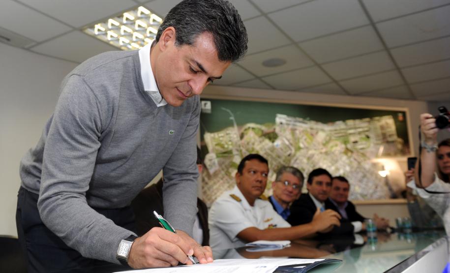 O governador Beto Richa assinou nesta segunda-feira (30) os contratos para o início de três importantes obras no Porto de Paranaguá.