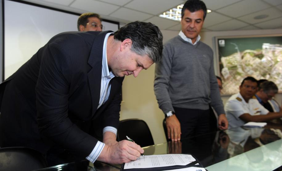 O governador Beto Richa assinou nesta segunda-feira (30) os contratos para o início de três importantes obras no Porto de Paranaguá.