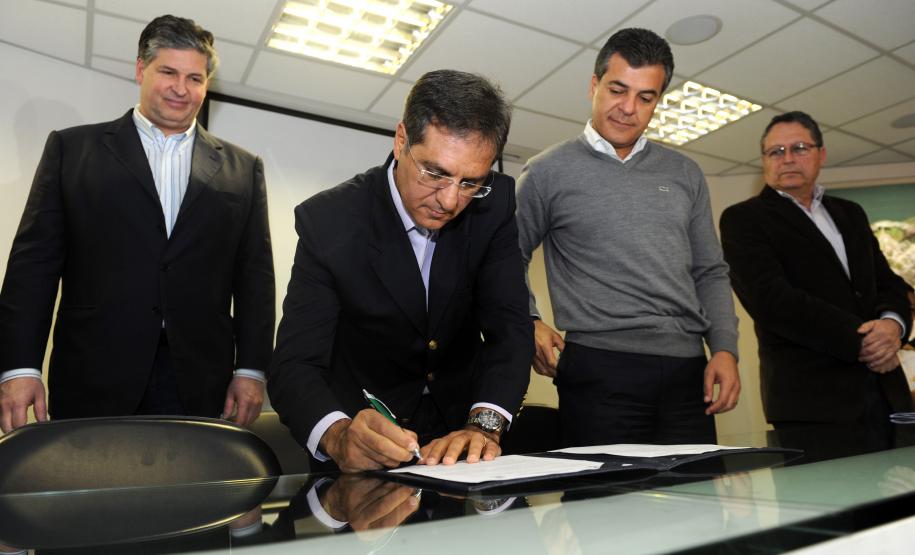 O governador Beto Richa assinou nesta segunda-feira (30) os contratos para o início de três importantes obras no Porto de Paranaguá.