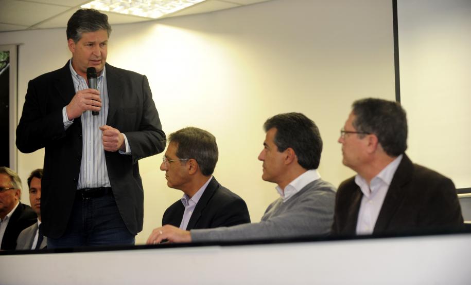 O governador Beto Richa assinou nesta segunda-feira (30) os contratos para o início de três importantes obras no Porto de Paranaguá.