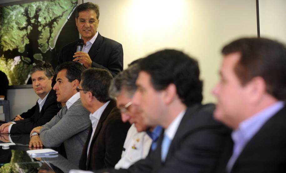 O governador Beto Richa assinou nesta segunda-feira (30) os contratos para o início de três importantes obras no Porto de Paranaguá.