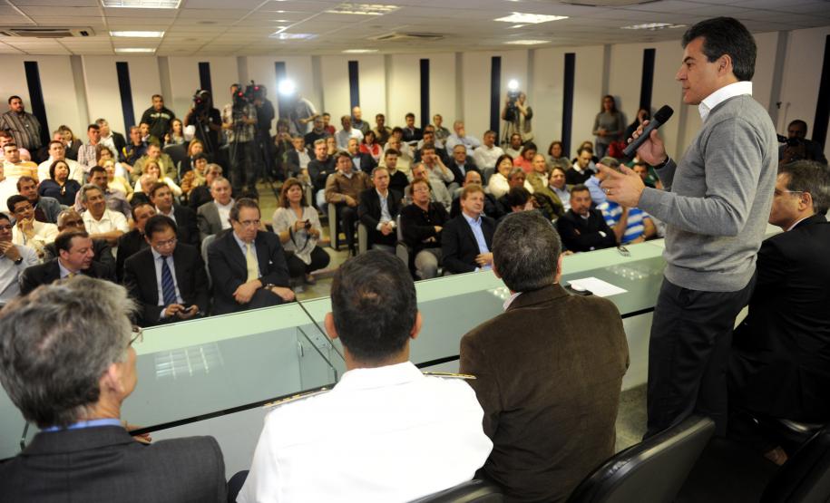 O governador Beto Richa assinou nesta segunda-feira (30) os contratos para o início de três importantes obras no Porto de Paranaguá.