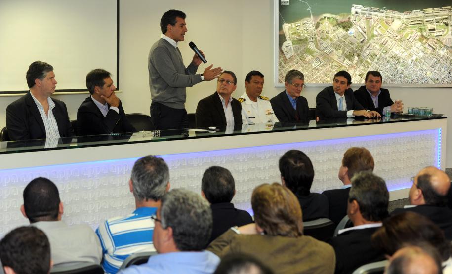 O governador Beto Richa assinou nesta segunda-feira (30) os contratos para o início de três importantes obras no Porto de Paranaguá.