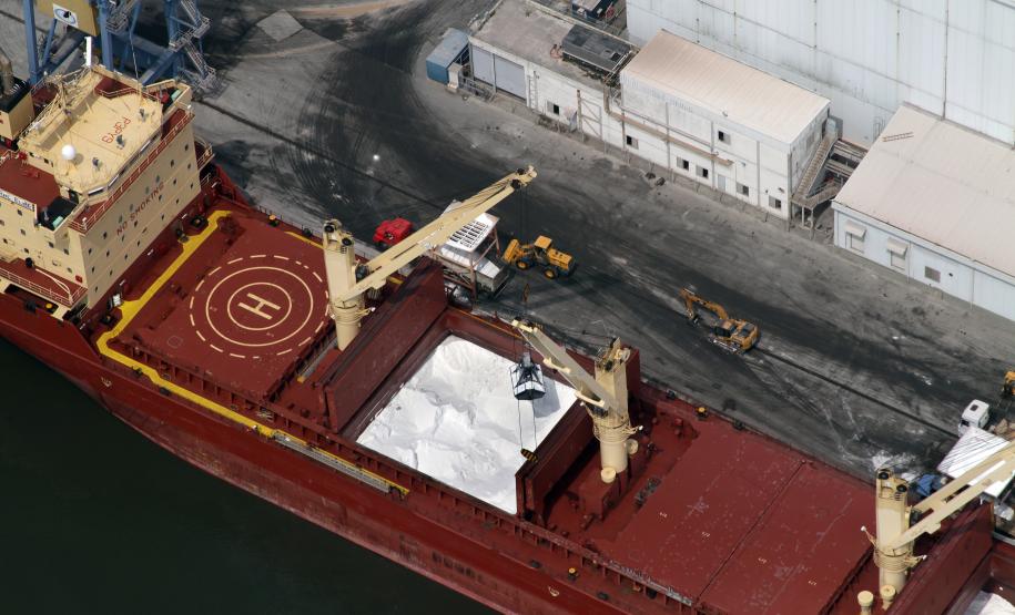 Portos paranaenses fecham setembro com 35 milhões de toneladas movimentadas Entre os destaques está a soja, com sete milhões de toneladas exportadas. Na importação, os fertilizantes registraram alta de 11%, totalizando 7,1 milhões de toneladas.