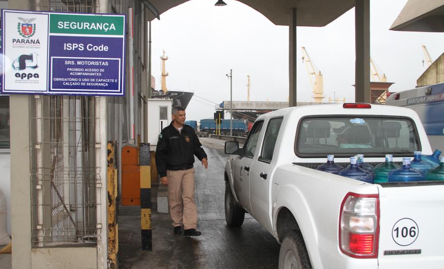 Porto de Paranaguá investe R$ 10,5 milhões na melhoria da segurança e acesso ao cais No próximo dia 18, serão abertos os certames para a construção de um novo prédio para os setores de segurança da Appa – onde funcionará o controle de acesso de trabalhadores avulsos ao cais – e a construção de duas novas portarias equipadas com balanças para acesso de caminhões ao cais.