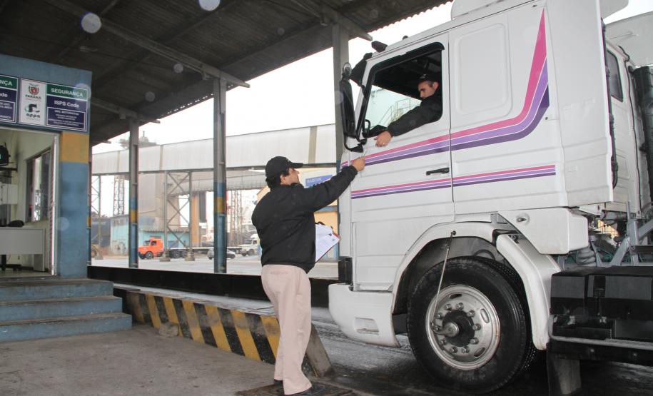 Porto de Paranaguá investe R$ 10,5 milhões na melhoria da segurança e acesso ao cais Serão licitadas duas obras que compreendem novas balanças de fluxo e um portão para acesso de pessoas totalmente equipado com mecanismos de inspeção.