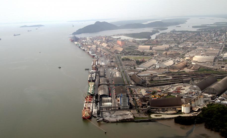 Porto de Paranaguá investe R$ 10,5 milhões na melhoria da segurança e acesso ao cais Serão licitadas duas obras que compreendem novas balanças de fluxo e um portão para acesso de pessoas totalmente equipado com mecanismos de inspeção