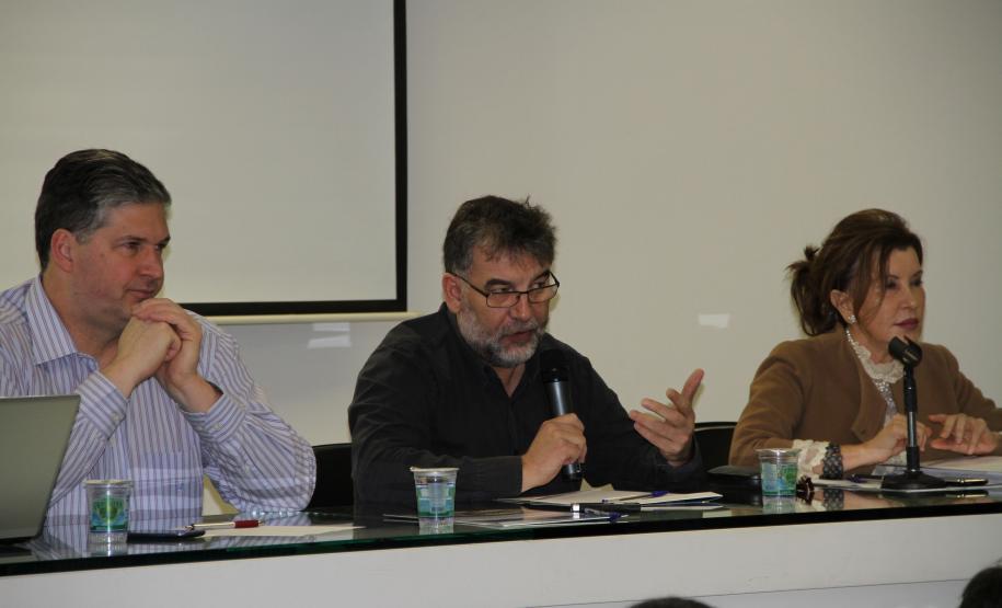 Documento avalia, ponto a ponto, a compatibilidade entre PDZPO de Paranaguá e as proposta dos novos arrendamentos apresentados pelo governo federal. Documento será protocolado junto à Antaq e será utilizado na audiência pública do dia 21.