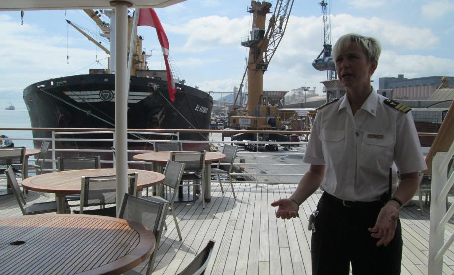 O Porto de Paranaguá recebeu, neste sábado (19), o navio de expedição National Geographic Explorer. Em viagem pela costa da América do Sul, a embarcação passou o dia atracada no terminal paranaense, chegou por volta das 5h e partirá no início da noite. A maioria dos 113 passageiros desembarcou para conhecer as belezas naturais da Serra do Mar e de Guaraqueçaba. Entre os tripulantes – 98 no total -, alguns aproveitaram para conhecer Paranaguá, enquanto outros ficaram para apresentar o navio.