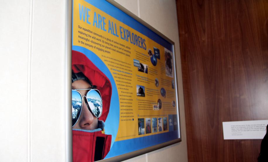 O Porto de Paranaguá recebeu, neste sábado (19), o navio de expedição National Geographic Explorer. Em viagem pela costa da América do Sul, a embarcação passou o dia atracada no terminal paranaense, chegou por volta das 5h e partirá no início da noite. A maioria dos 113 passageiros desembarcou para conhecer as belezas naturais da Serra do Mar e de Guaraqueçaba. Entre os tripulantes – 98 no total -, alguns aproveitaram para conhecer Paranaguá, enquanto outros ficaram para apresentar o navio.
